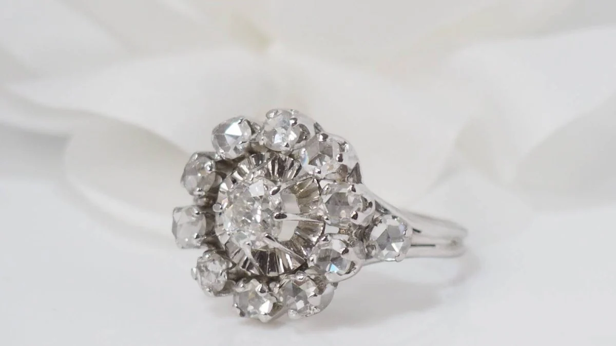 Bague marguerite ancienne en or blanc et diamants - Image 4