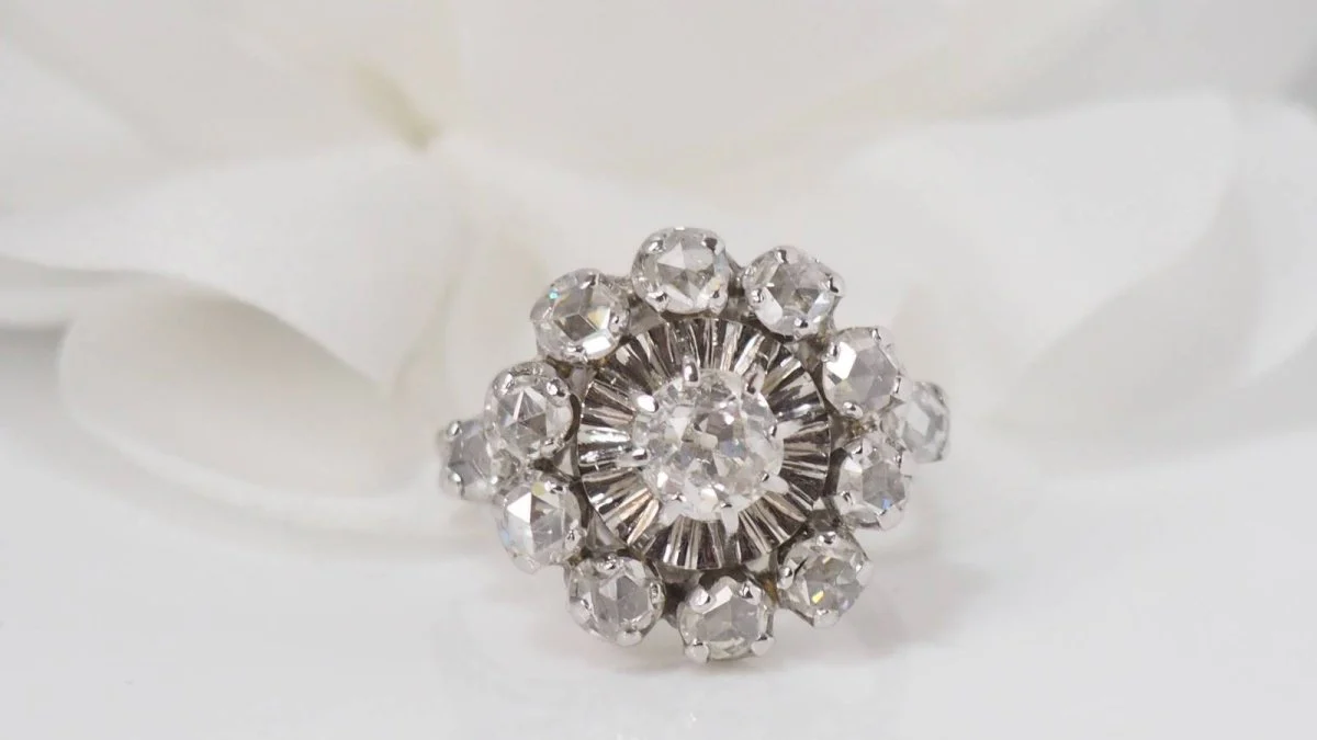 Bague marguerite ancienne en or blanc et diamants - Image 5