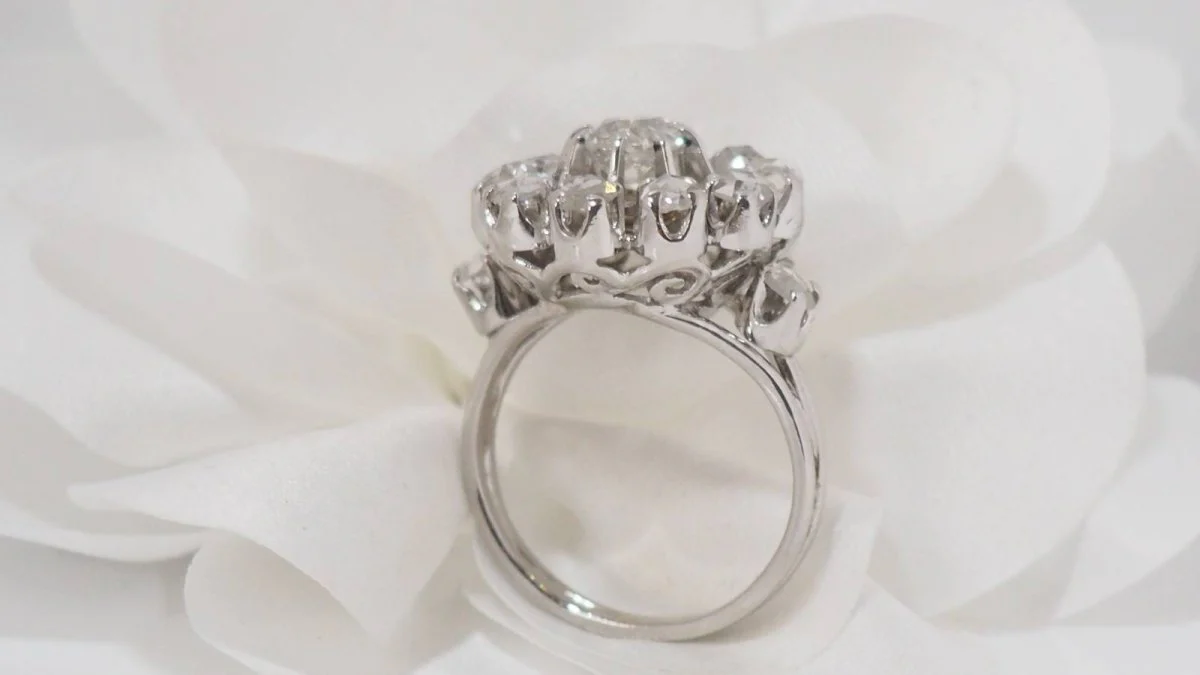 Bague marguerite ancienne en or blanc et diamants - Image 6