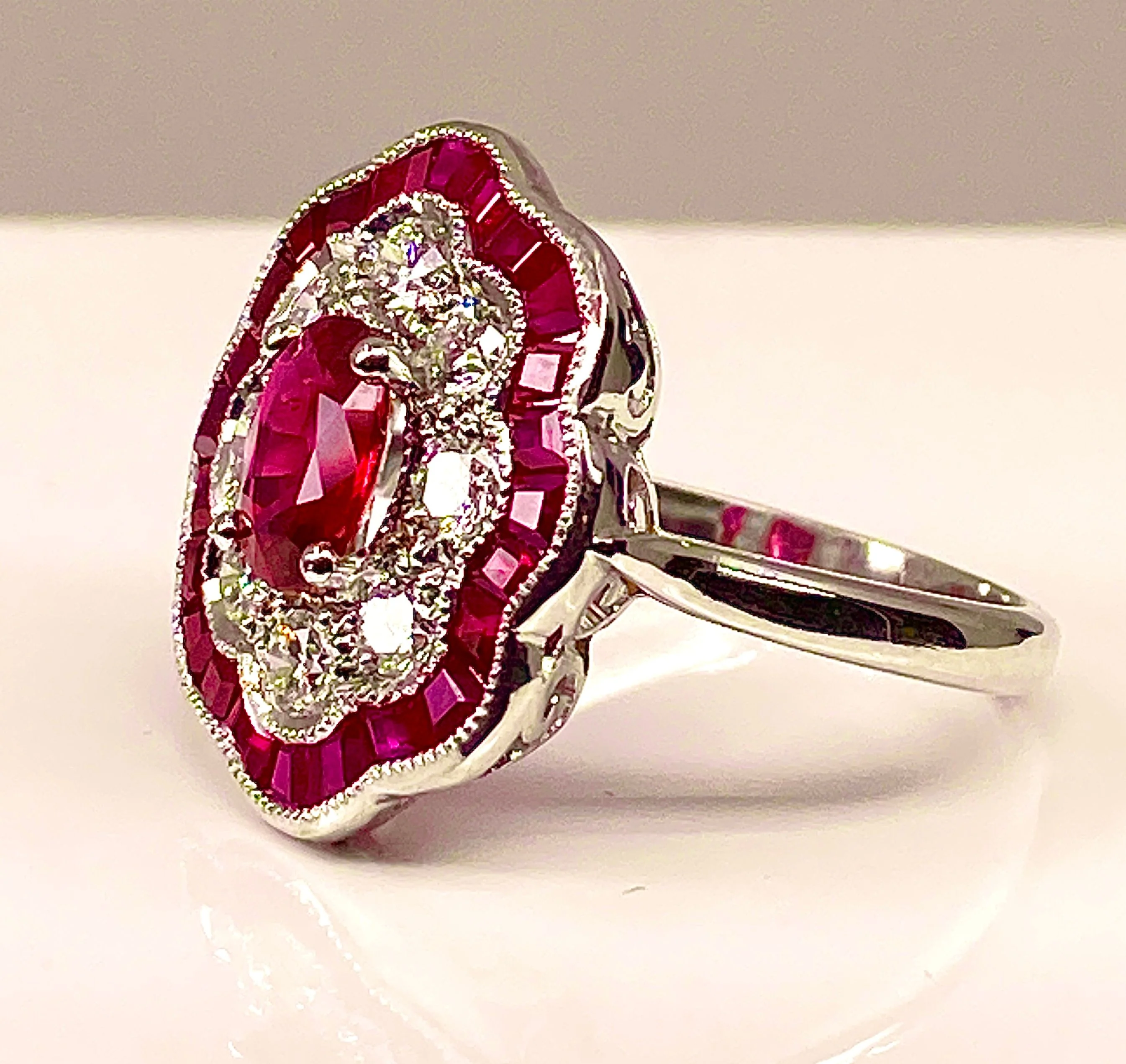 Bague marguerite en or blanc en rubis et diamants - Image 3