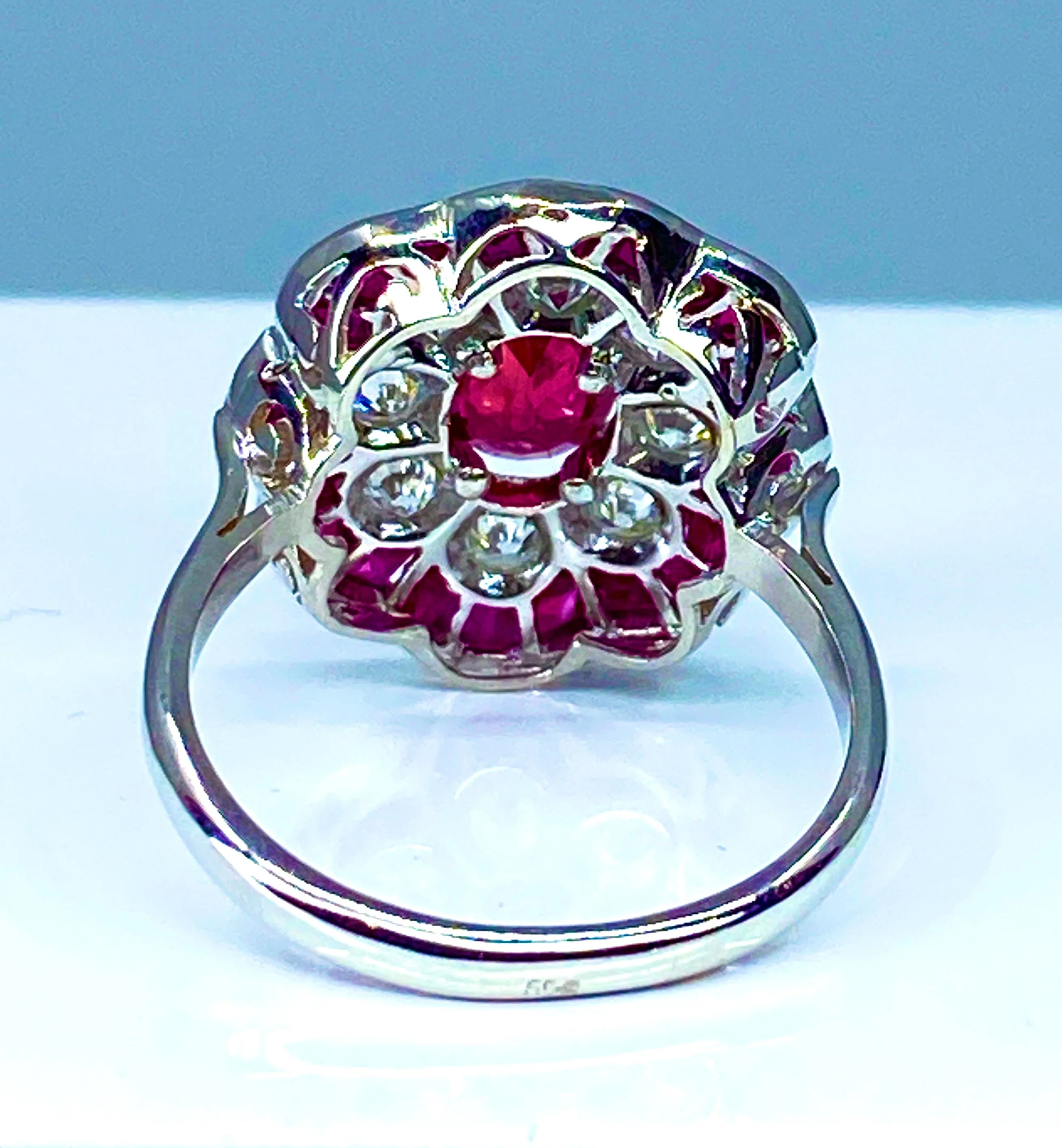 Bague marguerite en or blanc en rubis et diamants - Image 5