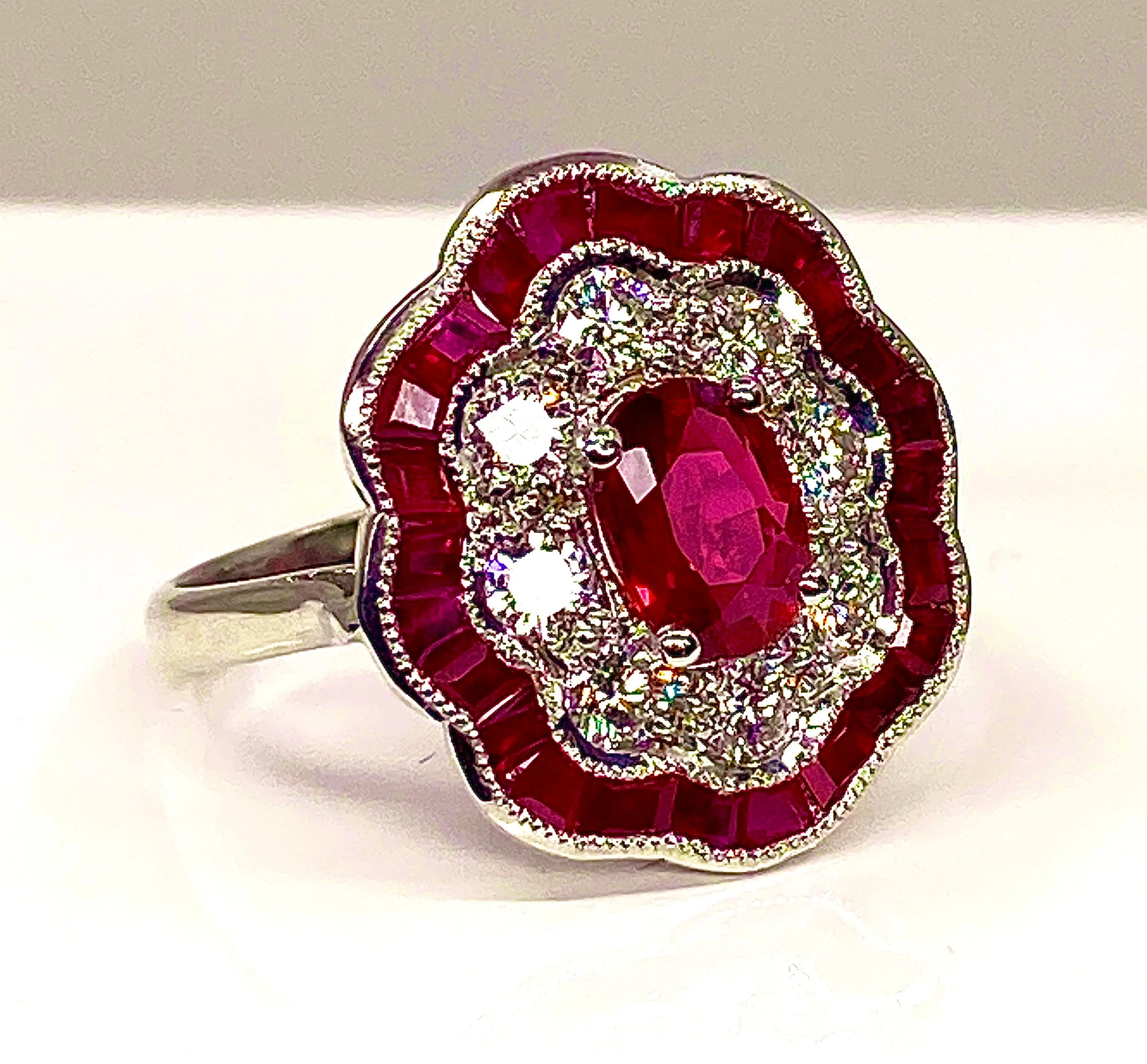 Bague marguerite en or blanc en rubis et diamants - Image 7