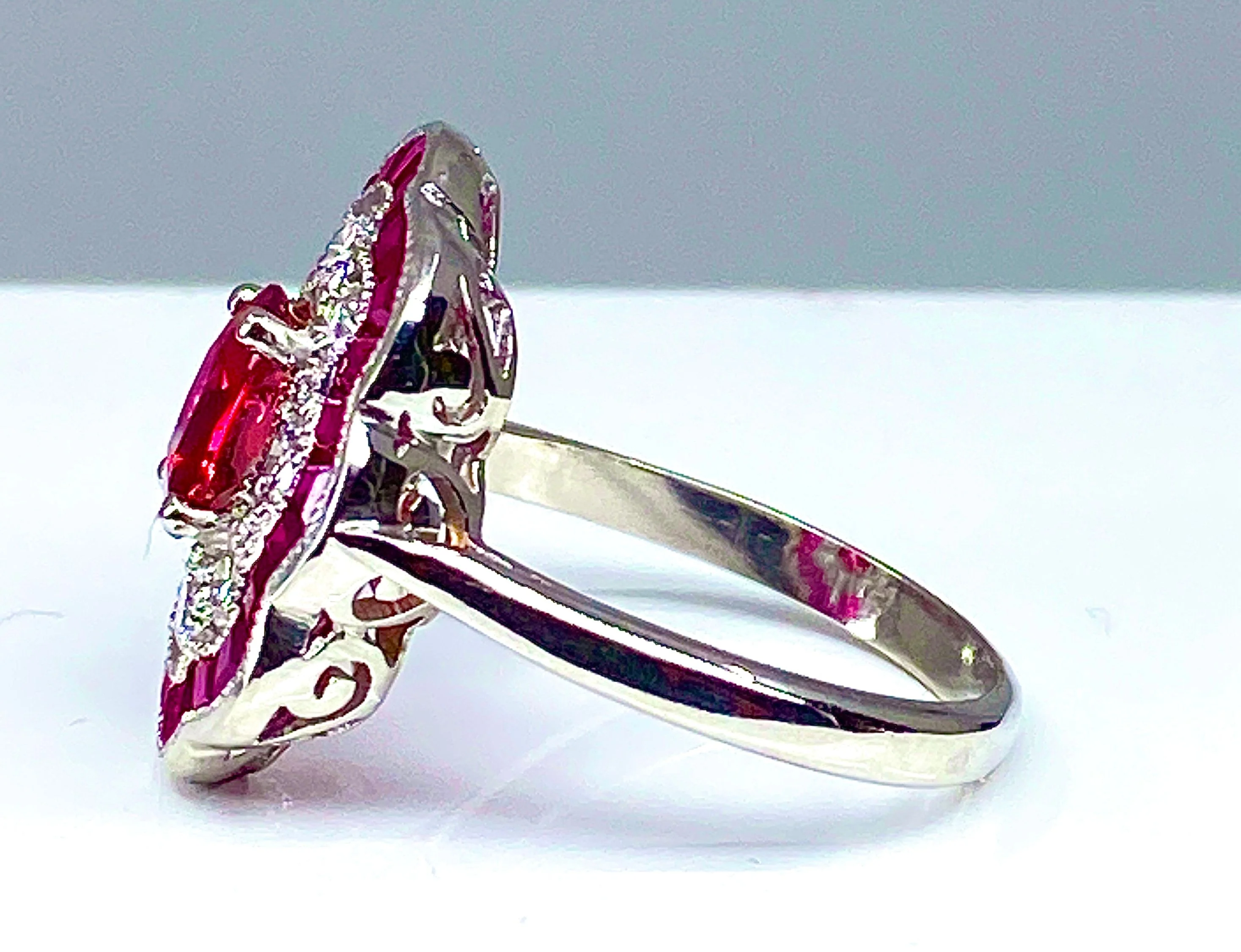 Bague marguerite en or blanc en rubis et diamants - Image 8
