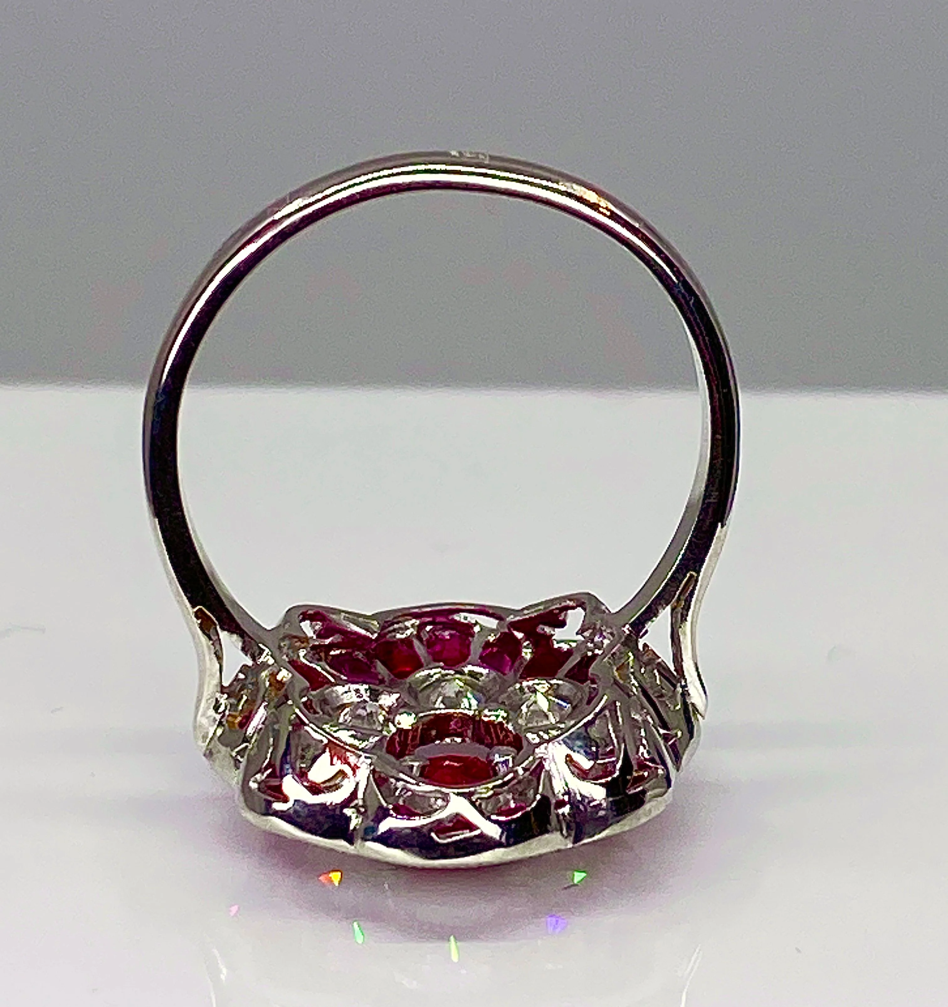 Bague marguerite en or blanc en rubis et diamants - Image 9
