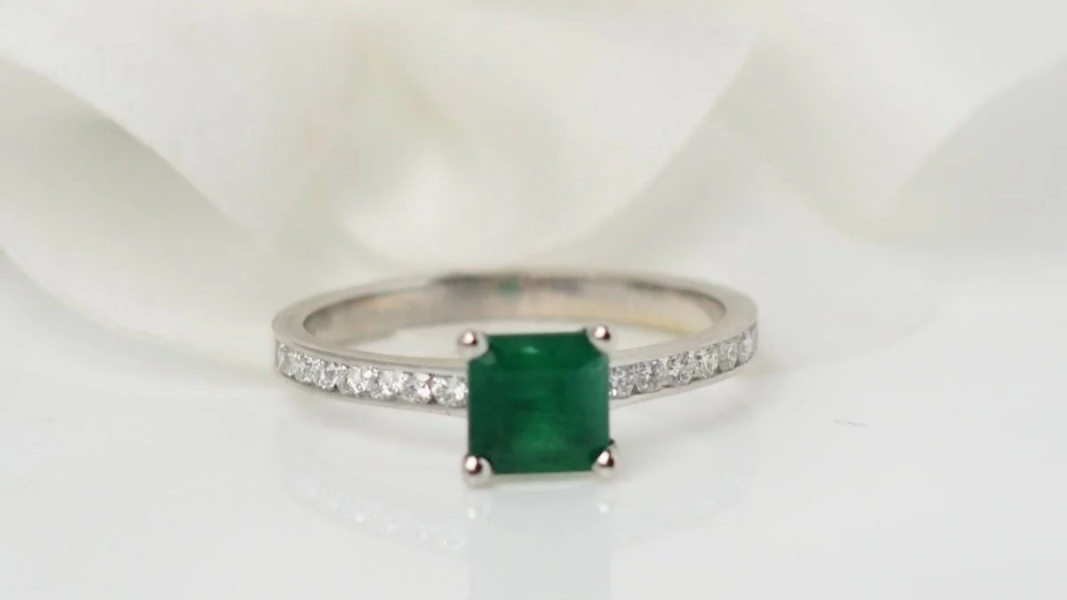 Bague en or blanc, émeraude et diamants