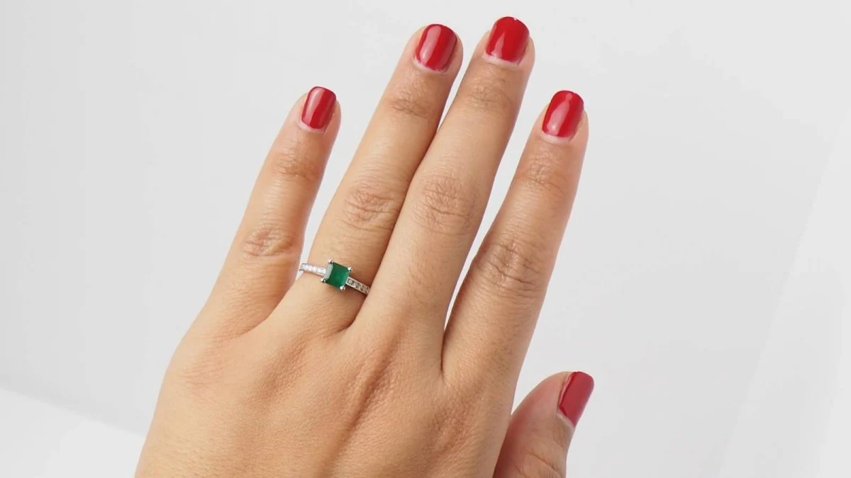 Bague en or blanc, émeraude et diamants - Image 2
