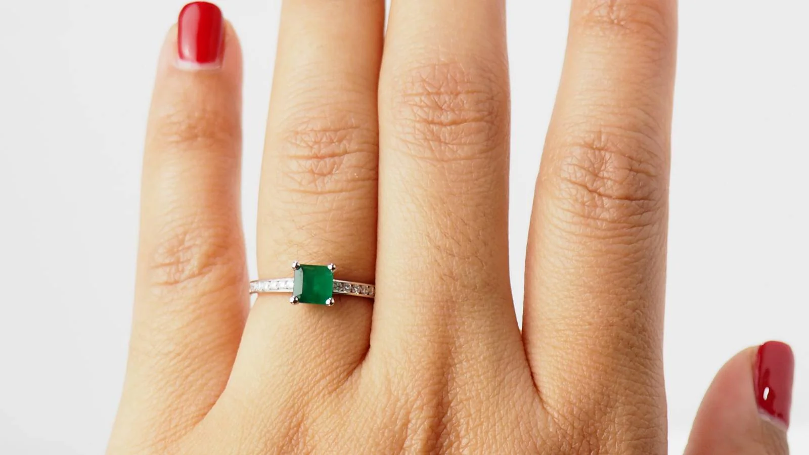 Bague en or blanc, émeraude et diamants - Image 3
