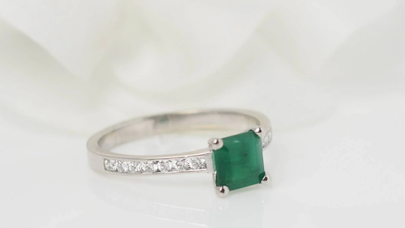 Bague en or blanc, émeraude et diamants - Image 4