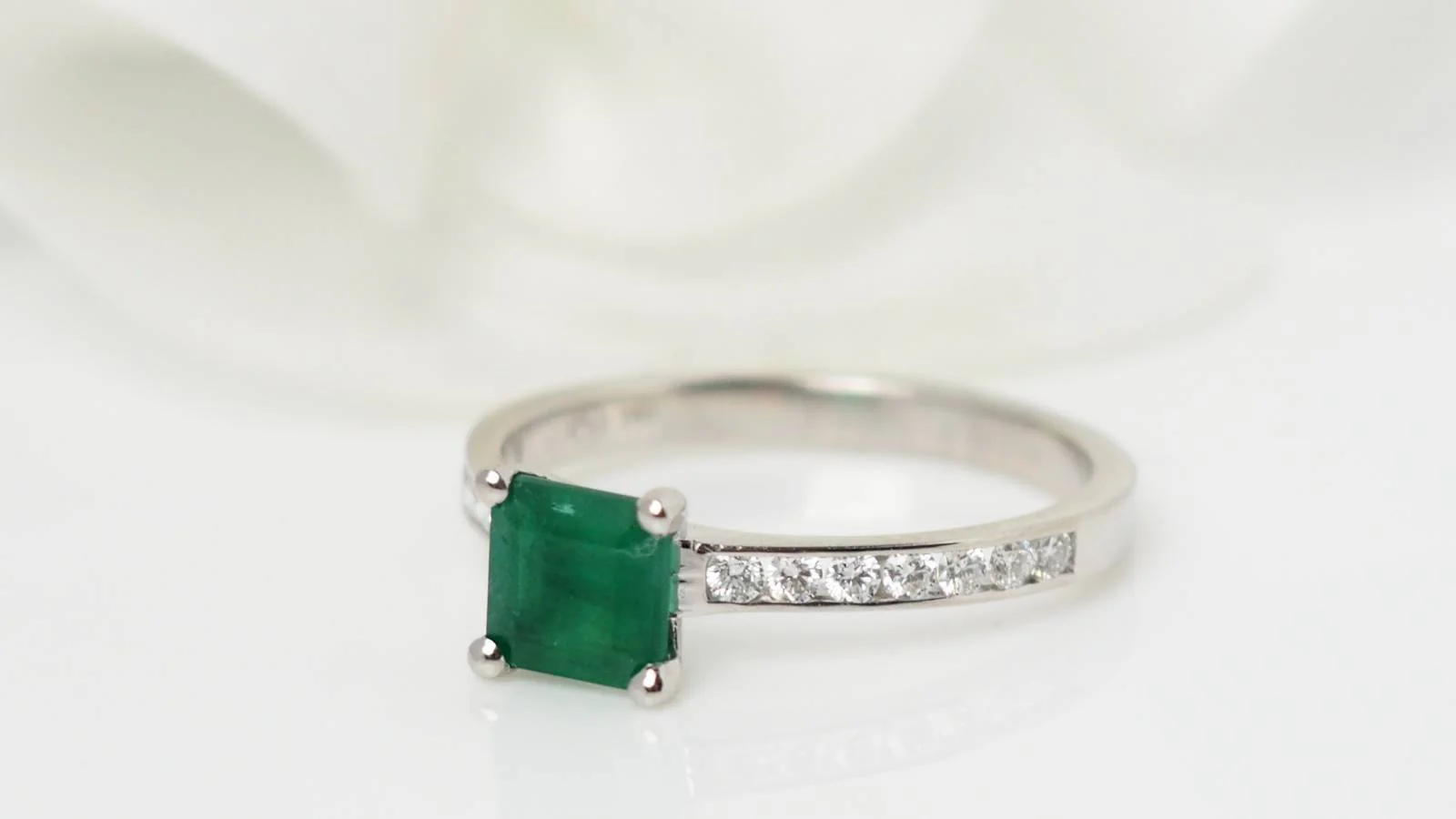 Bague en or blanc, émeraude et diamants - Image 5