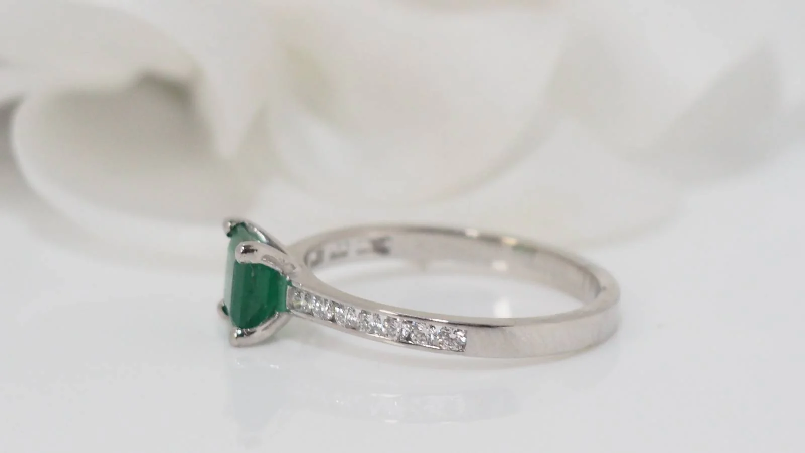 Bague en or blanc, émeraude et diamants - Image 6