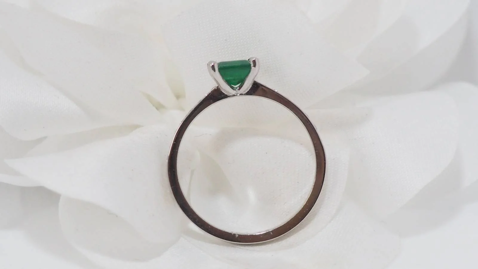Bague en or blanc, émeraude et diamants - Image 7