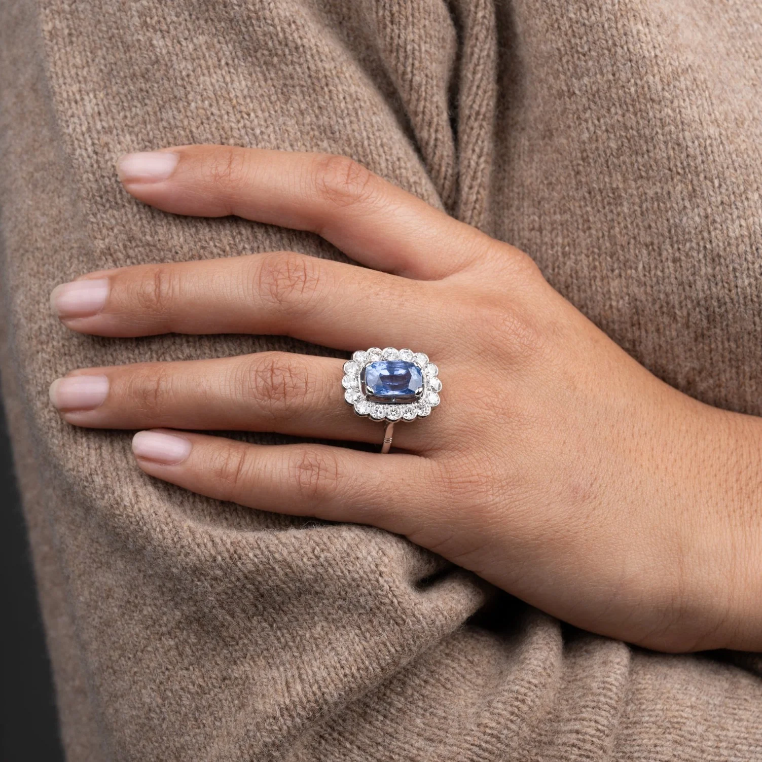 Bague Marguerite en platine, saphir et diamants - Image 2