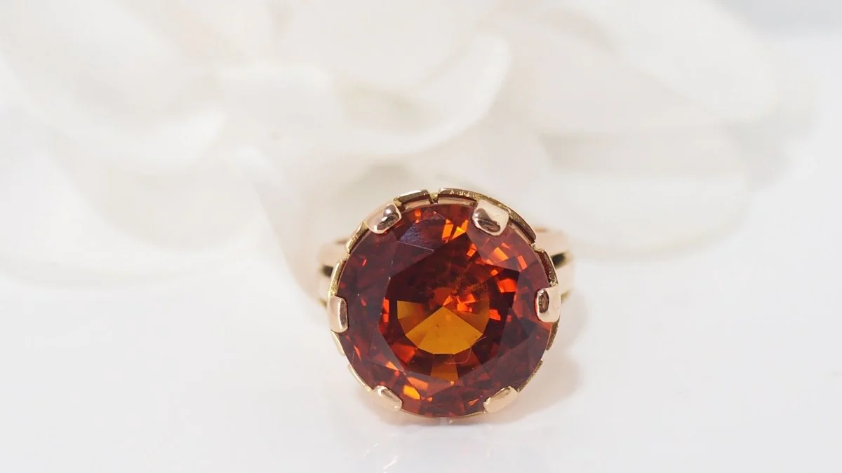 Bague vintage en or rose et saphir orange
