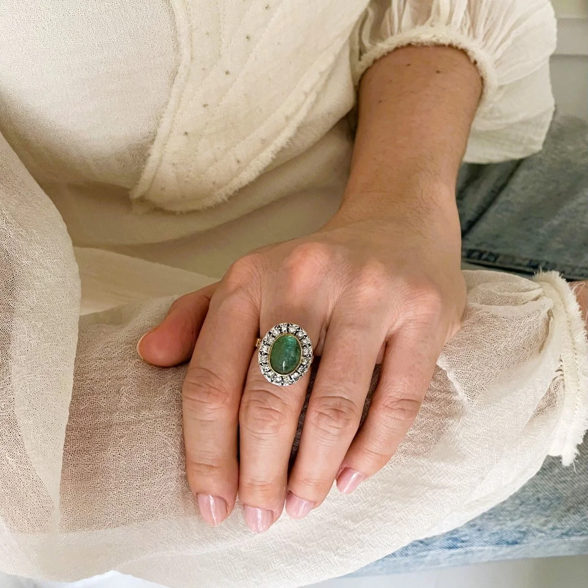 Bague pompadour émeraude cabochon et diamants en or - Image 2