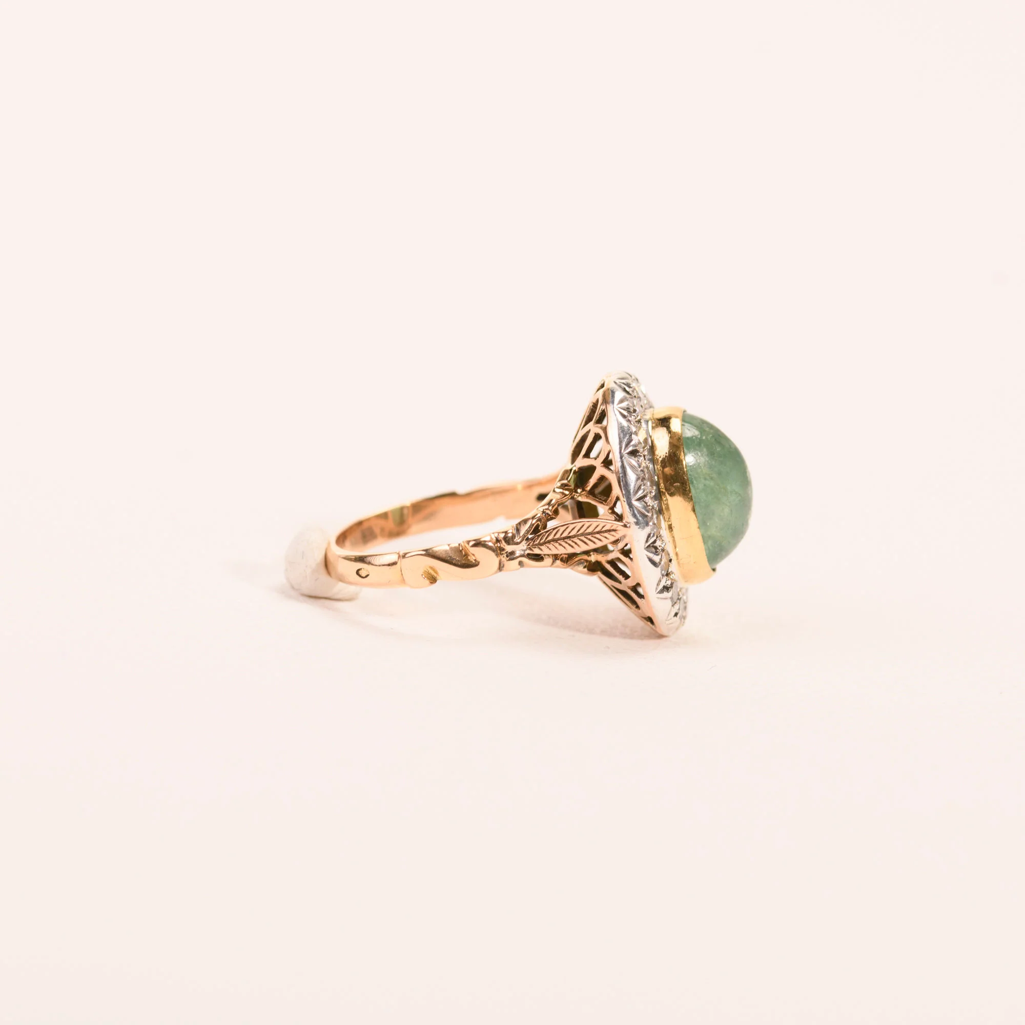 Bague pompadour émeraude cabochon et diamants en or - Image 3