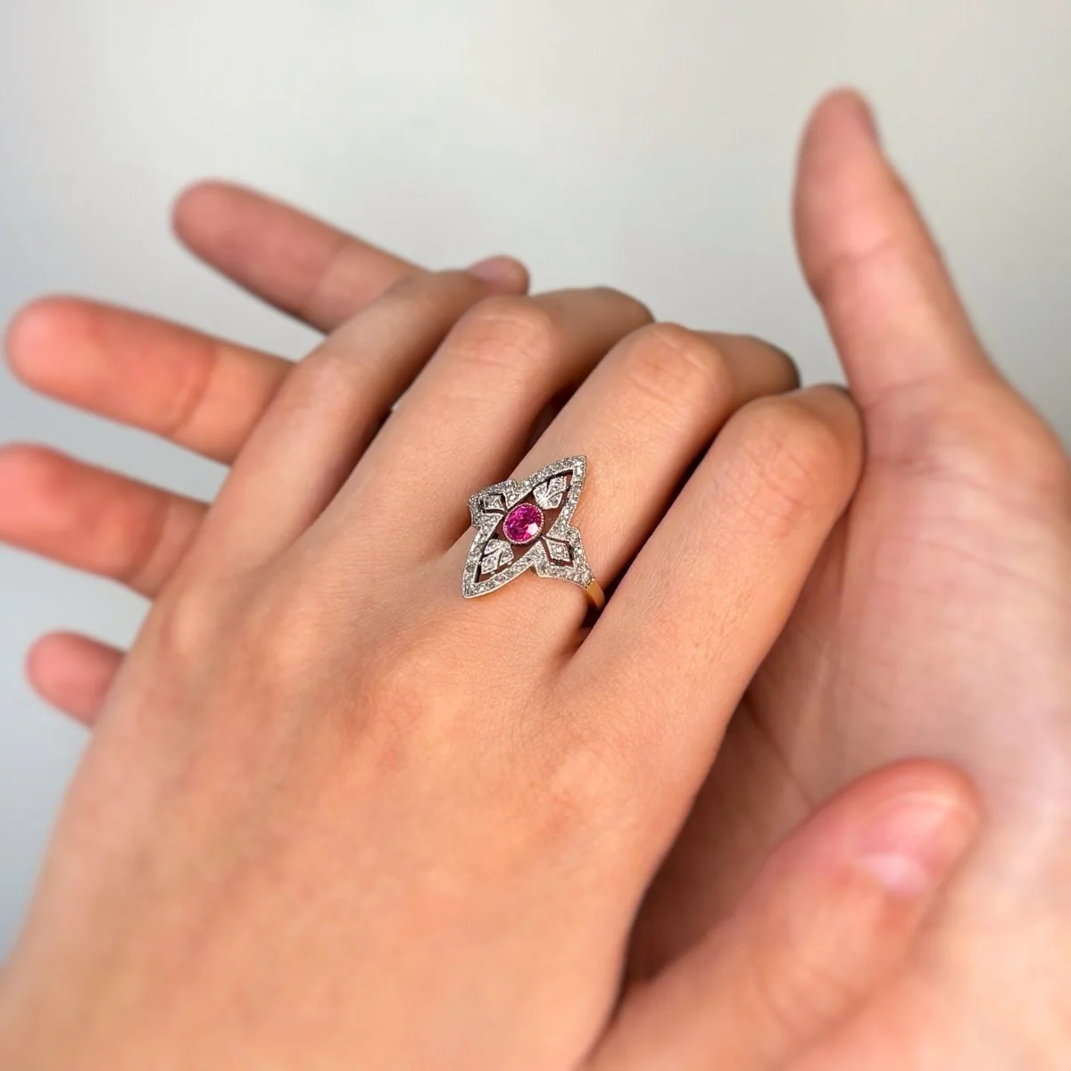 Bague Marquise en or jaune, platine, saphir et diamants - Image 2