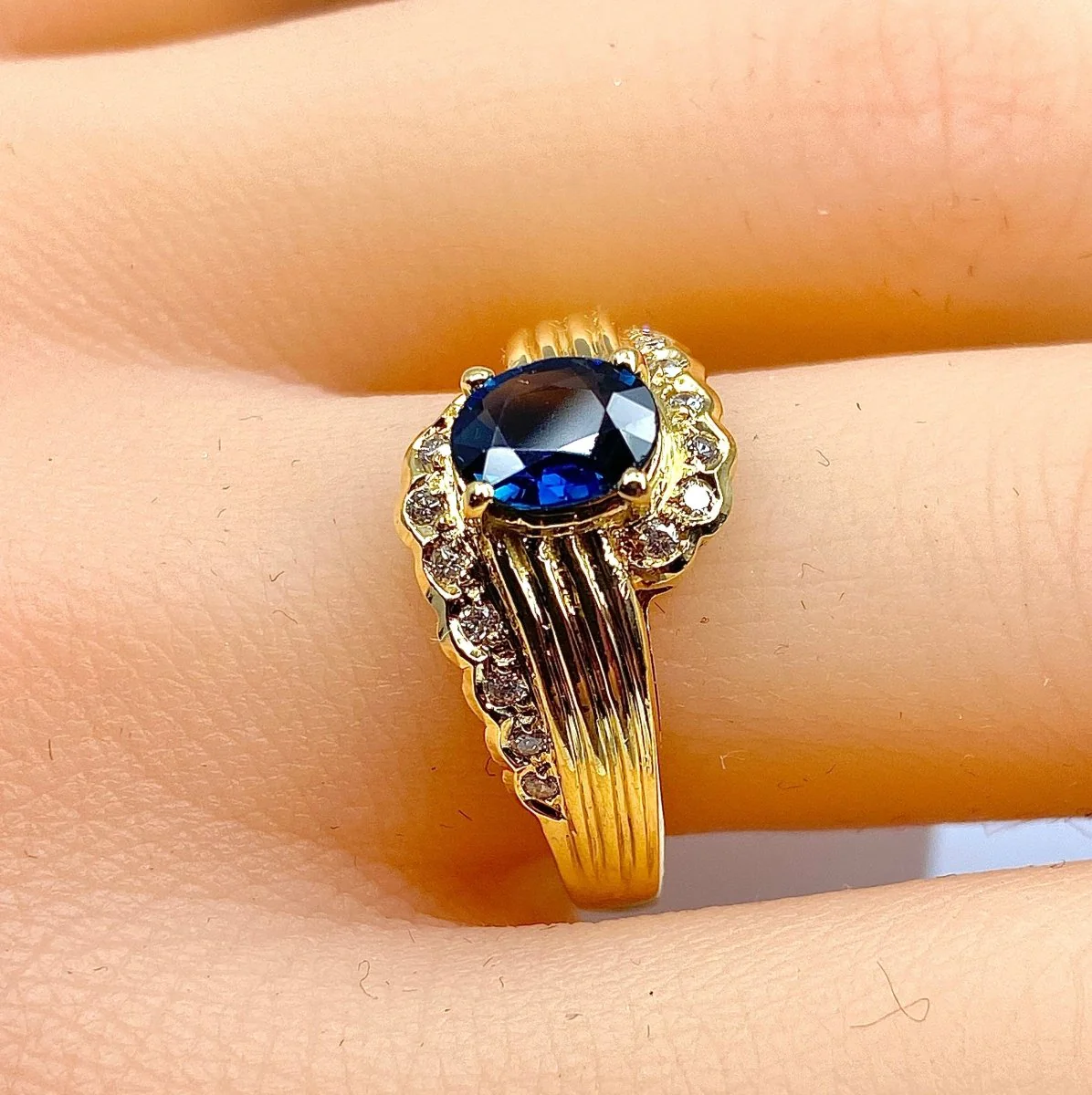 Bague en or jaune, saphir et diamants - Image 2
