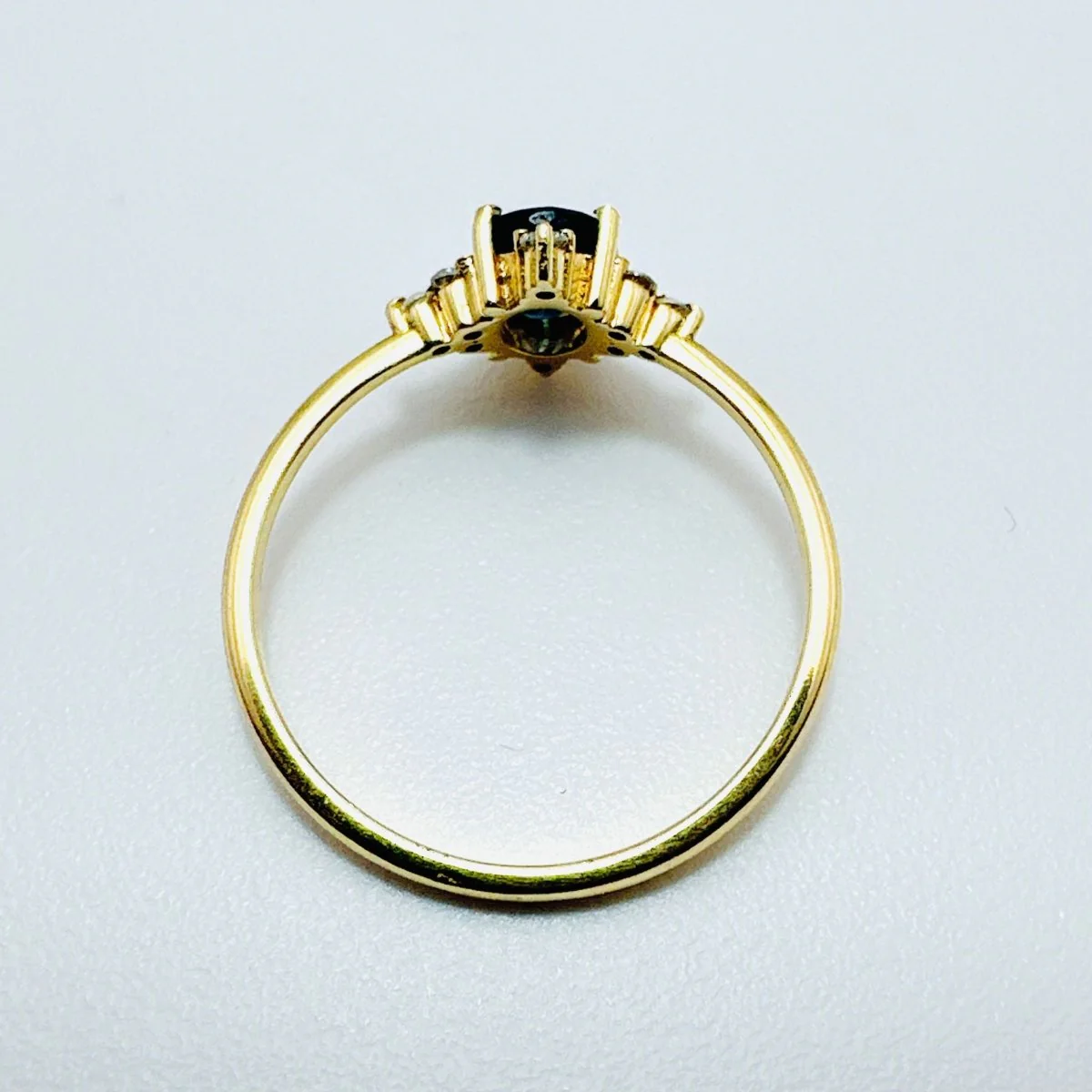 ANILLO DE ORO AMARILLO CON ZAFIRO AZUL "CEYLAN" Y DIAMANTES - Image 2