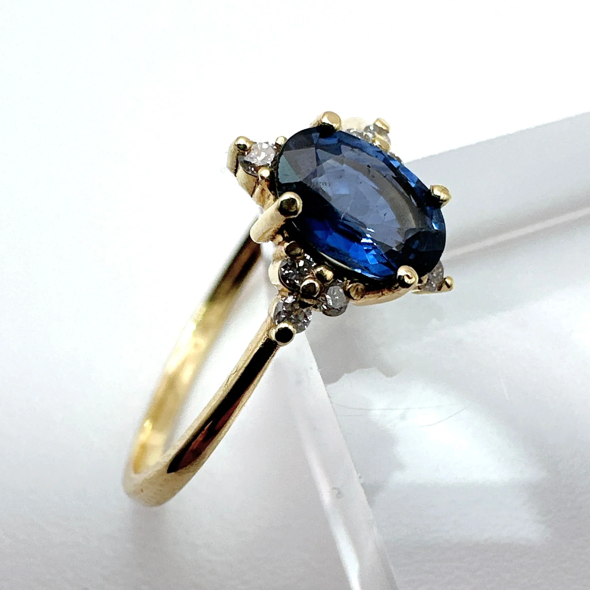 ANILLO DE ORO AMARILLO CON ZAFIRO AZUL "CEYLAN" Y DIAMANTES - Image 3