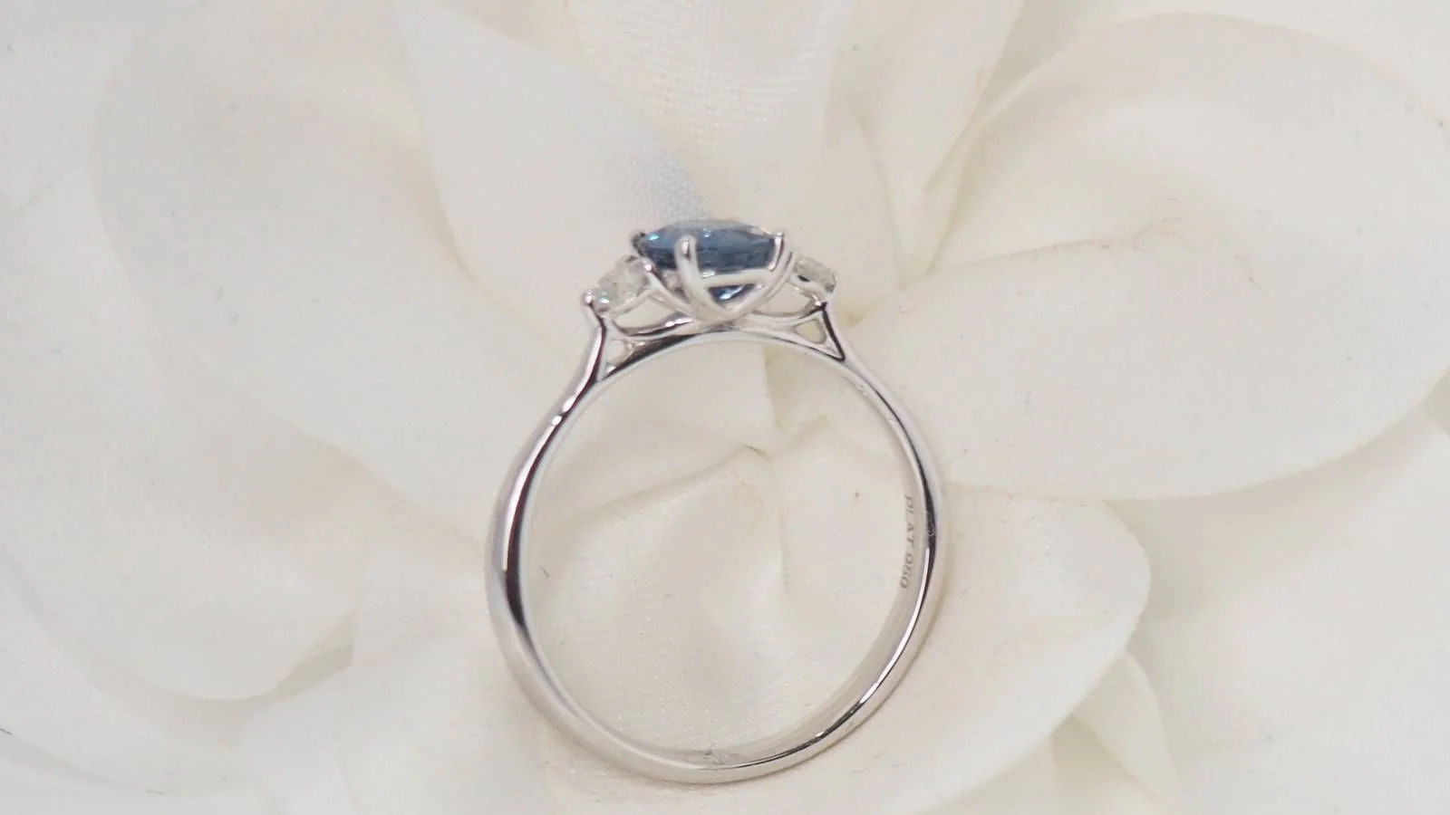 Bague en platine saphir de Ceylan et diamants - Image 9