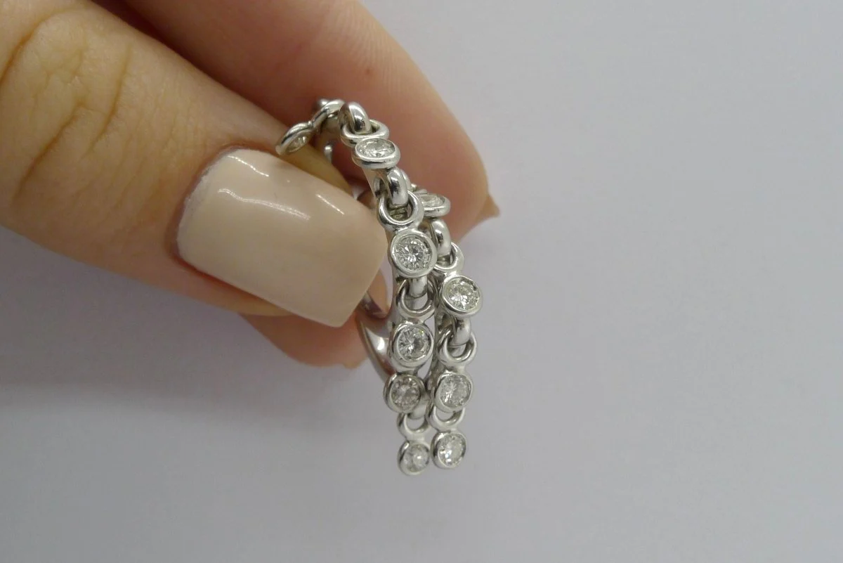 Boucles d'oreilles or blanc Dior Coquines - Image 3