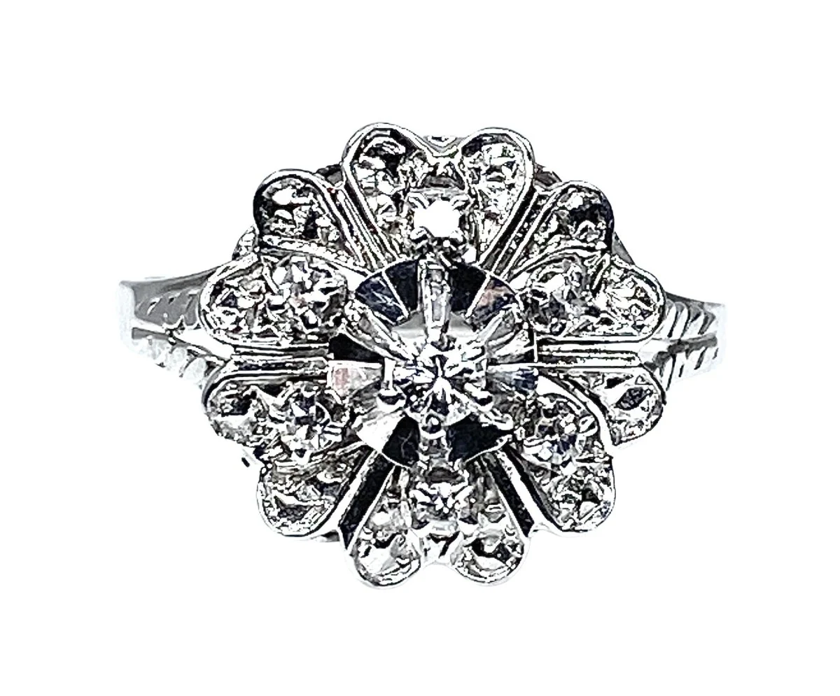 Bague en or blanc 18 carats et diamants, décor de coeurs