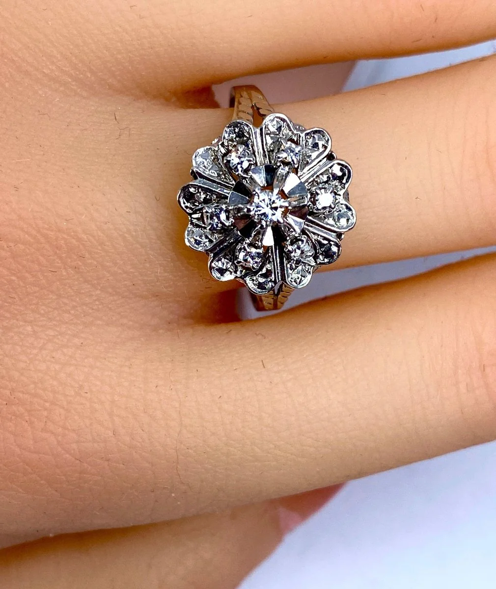 Bague en or blanc 18 carats et diamants, décor de coeurs - Image 2
