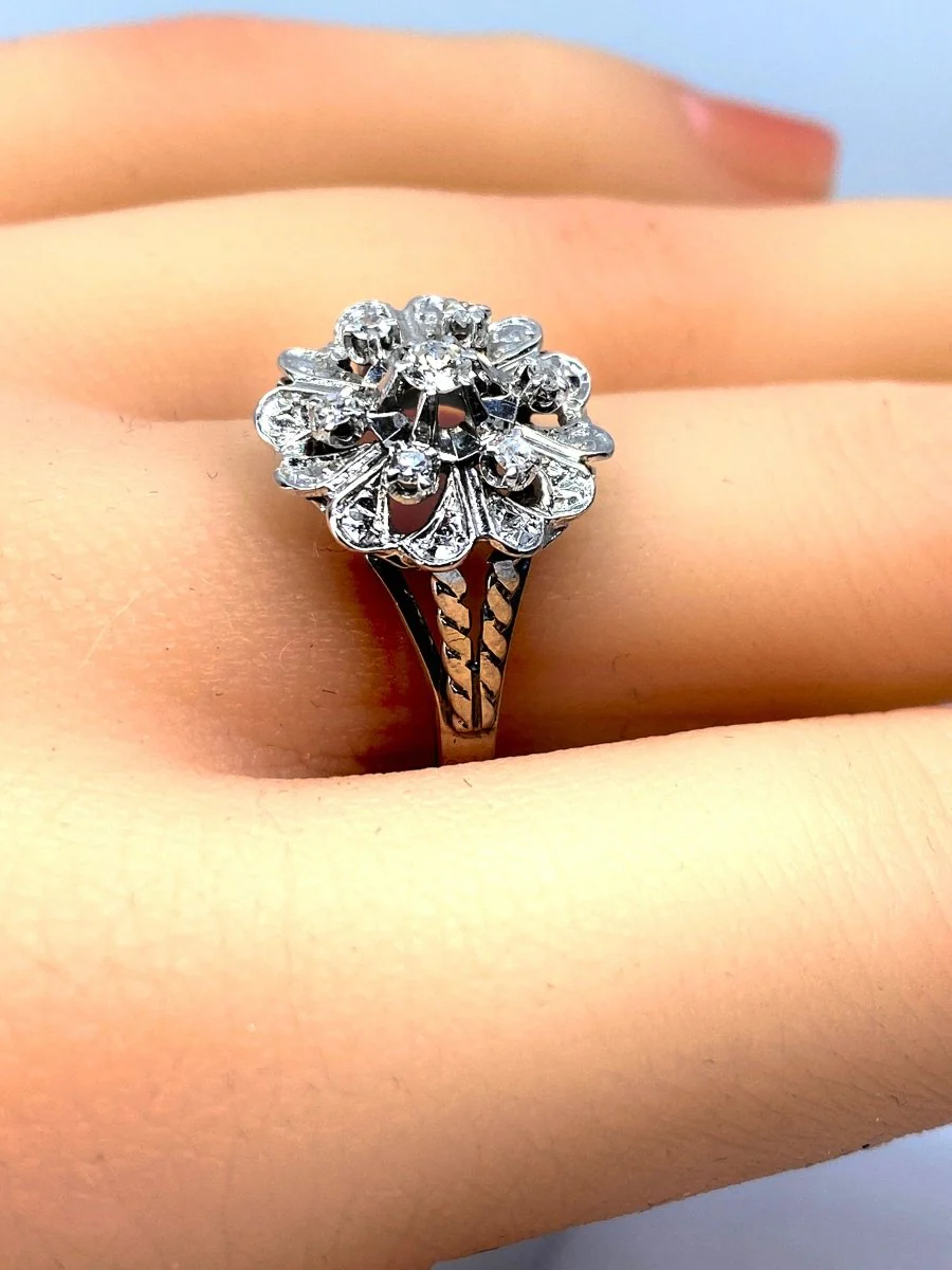 Bague en or blanc 18 carats et diamants, décor de coeurs - Image 4