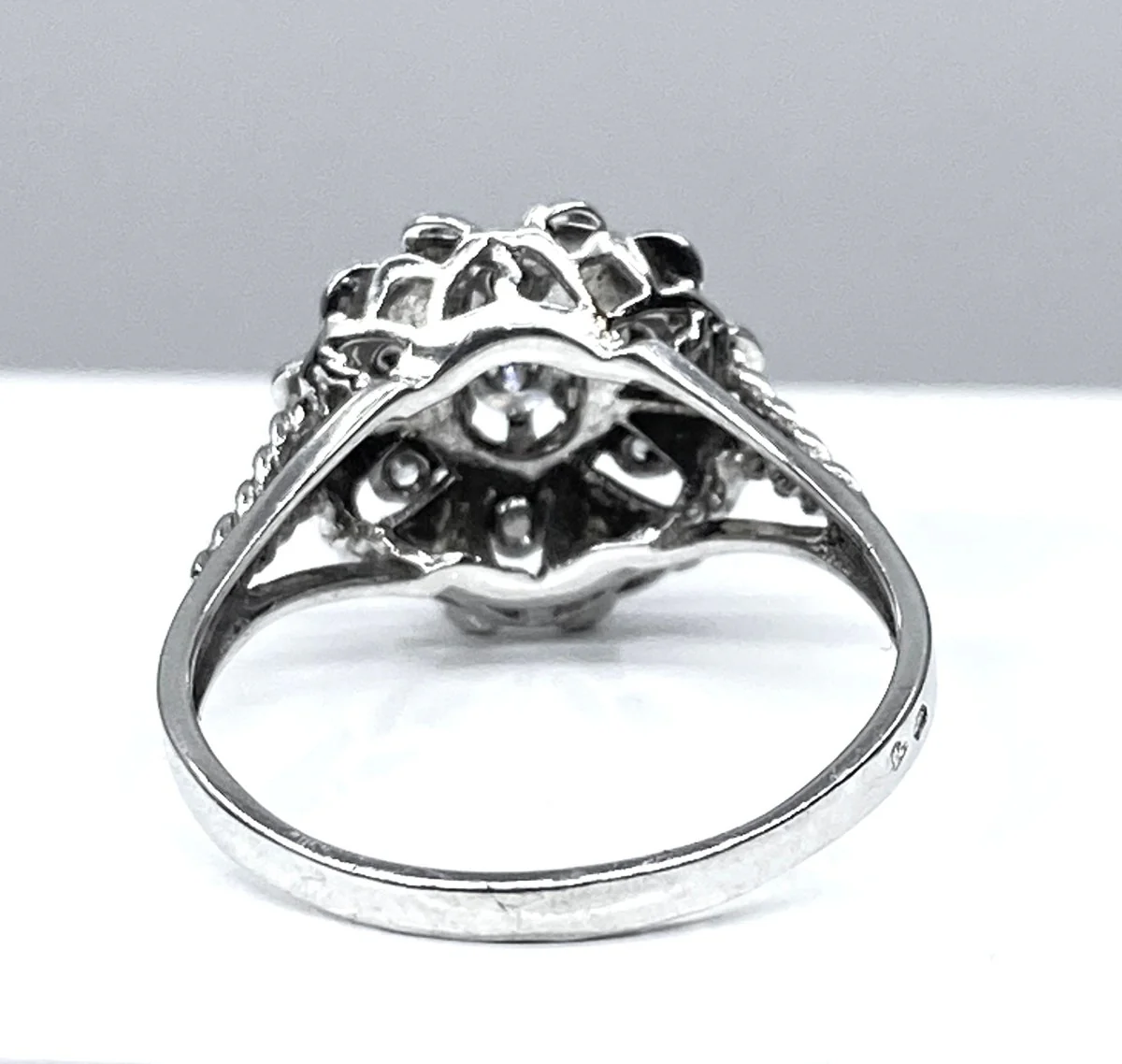 Bague en or blanc 18 carats et diamants, décor de coeurs - Image 8