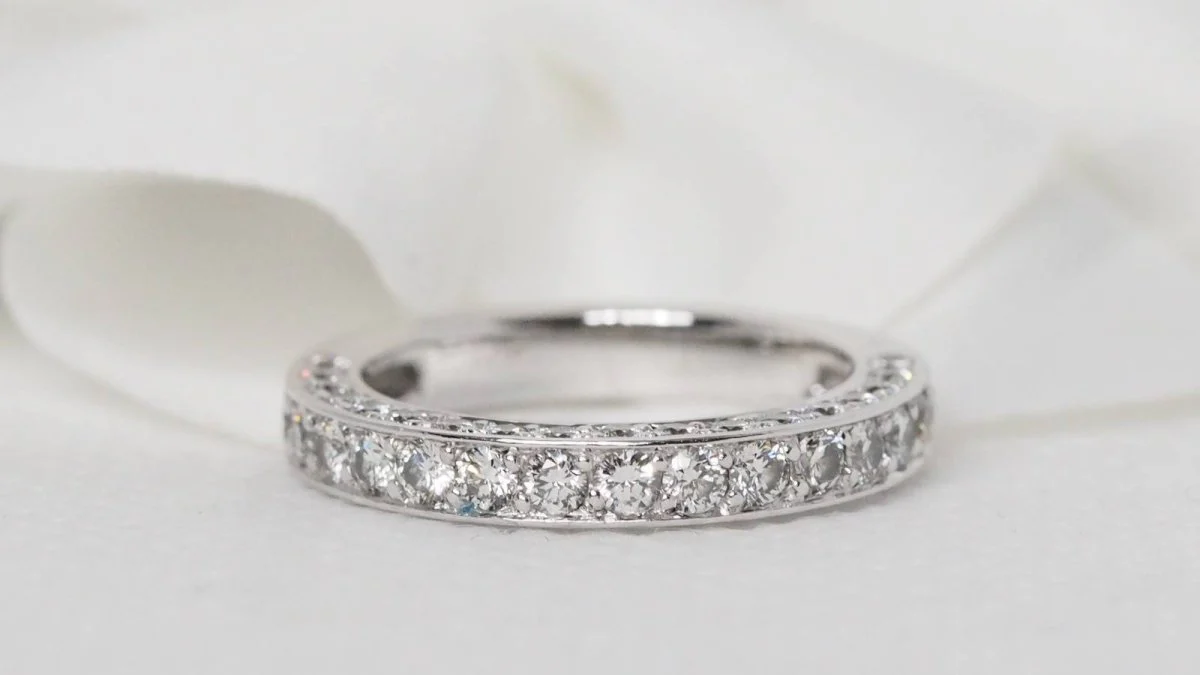 Demi alliance en or blanc et diamants