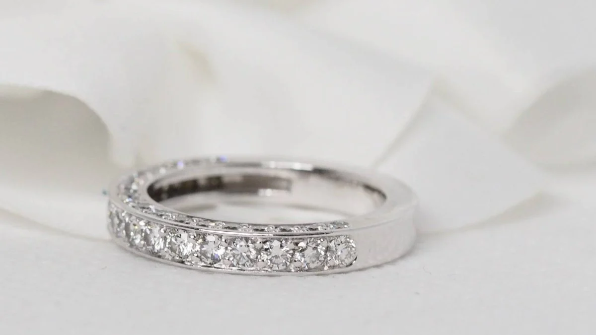 Demi alliance en or blanc et diamants - Image 3