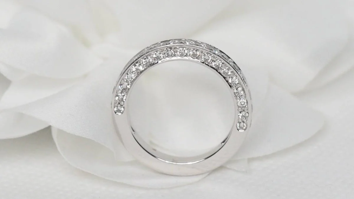 Demi alliance en or blanc et diamants - Image 4