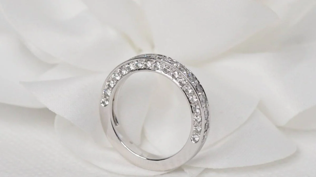 Demi alliance en or blanc et diamants - Image 6