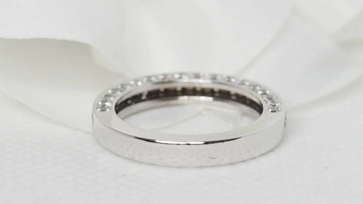 Demi alliance en or blanc et diamants - Image 7