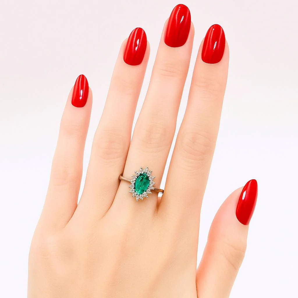 Bague Marquise en or blanc, émeraude et diamants - Image 2