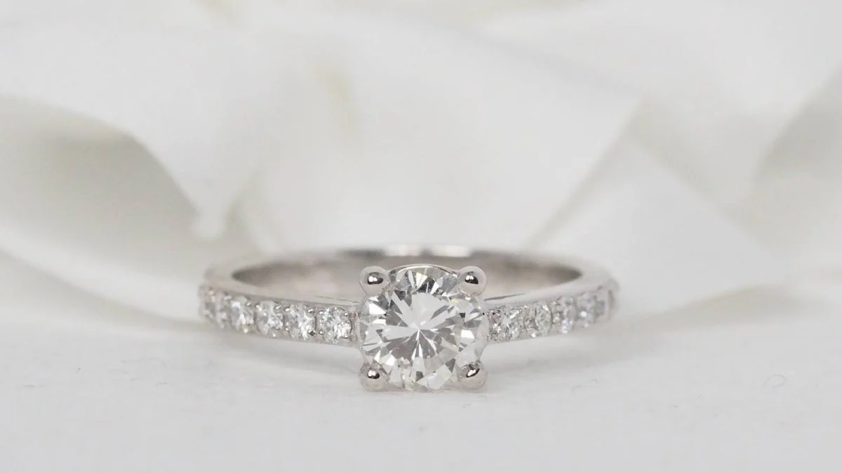 Bague solitaire en or blanc et diamant