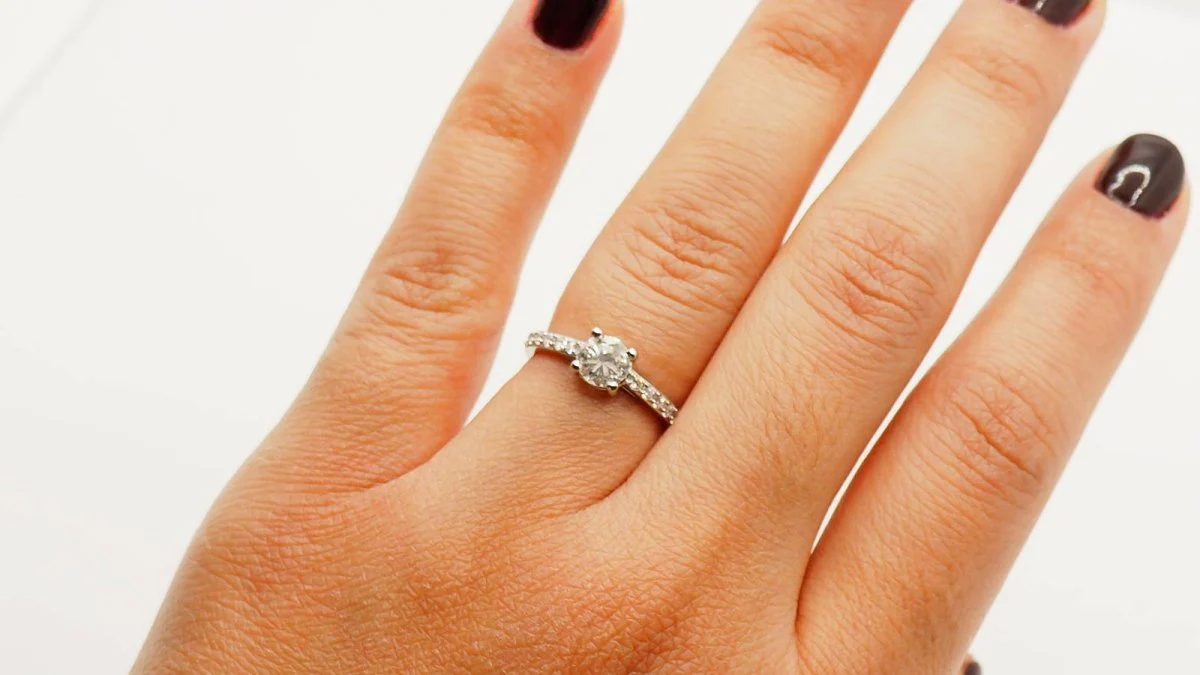Bague solitaire en or blanc et diamant - Image 2