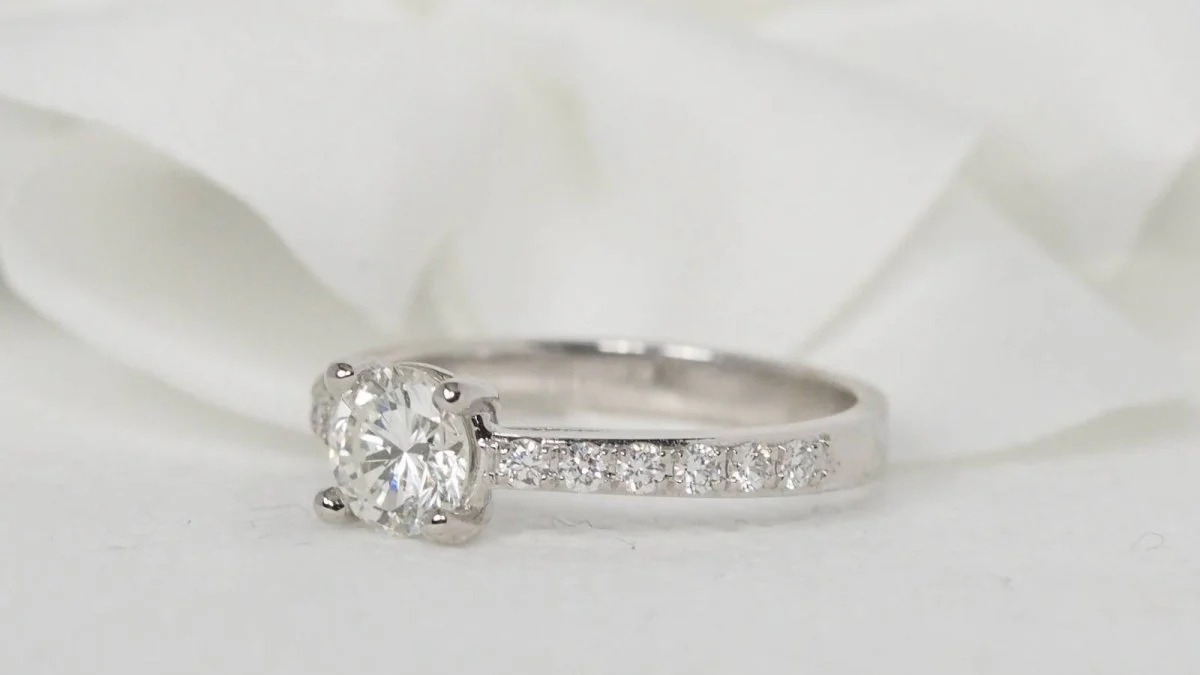 Bague solitaire en or blanc et diamant - Image 4