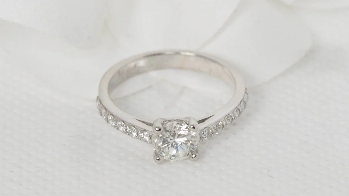 Bague solitaire en or blanc et diamant - Image 5