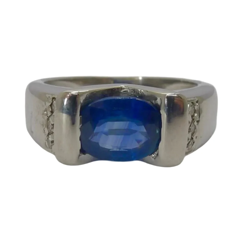 Bague en or blanc, Saphir, et diamants