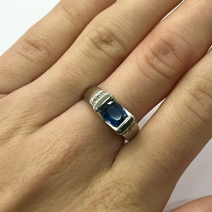Bague en or blanc, Saphir, et diamants - Image 2