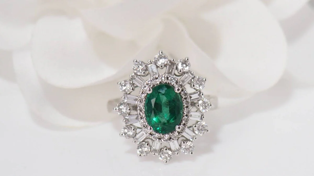 Bague entourage en or blanc, émeraude ovale et diamants