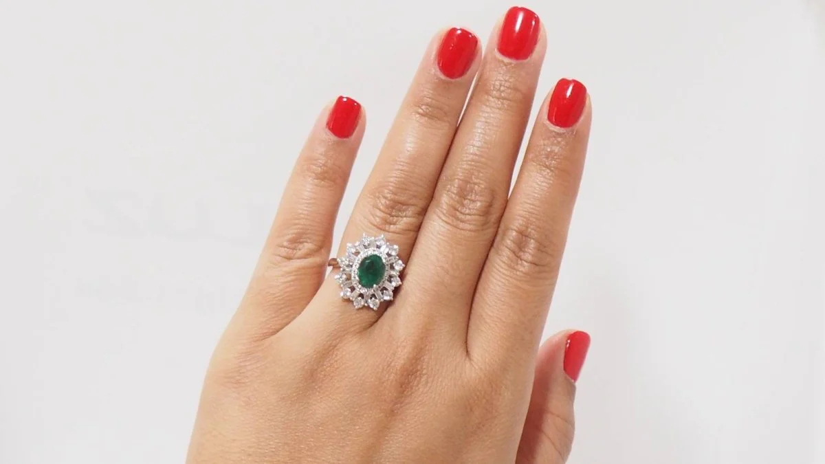 Bague entourage en or blanc, émeraude ovale et diamants - Image 2
