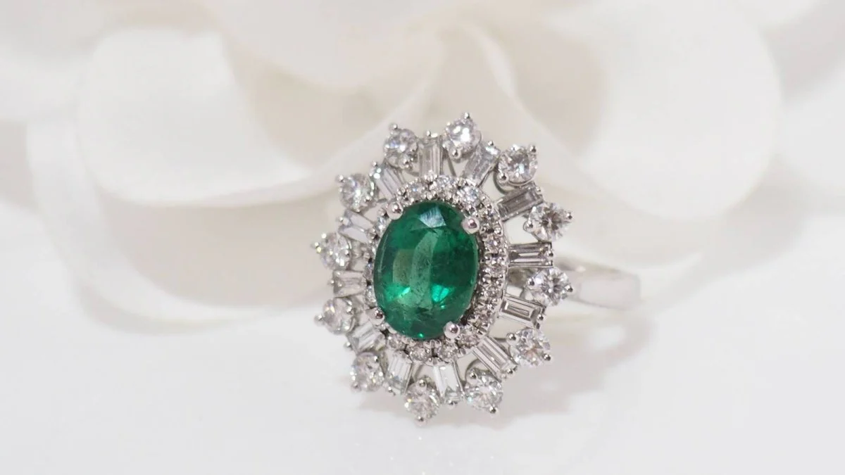 Bague entourage en or blanc, émeraude ovale et diamants - Image 3