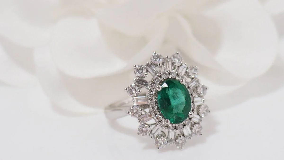 Bague entourage en or blanc, émeraude ovale et diamants - Image 4