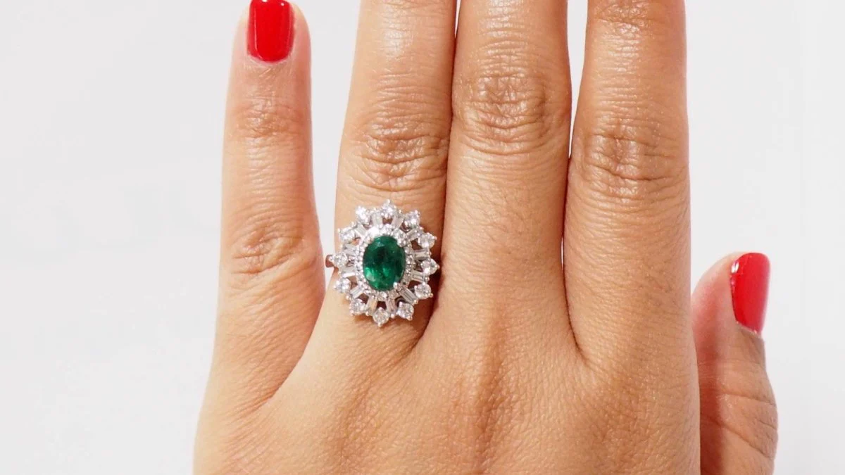 Bague entourage en or blanc, émeraude ovale et diamants - Image 5