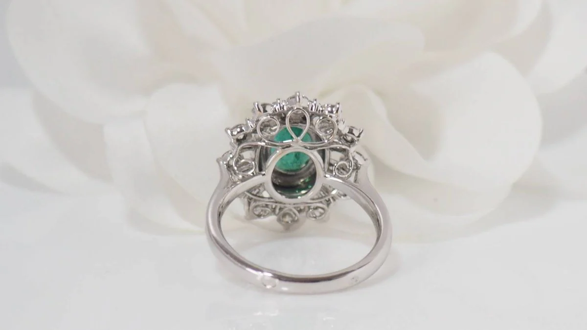 Bague entourage en or blanc, émeraude ovale et diamants - Image 6