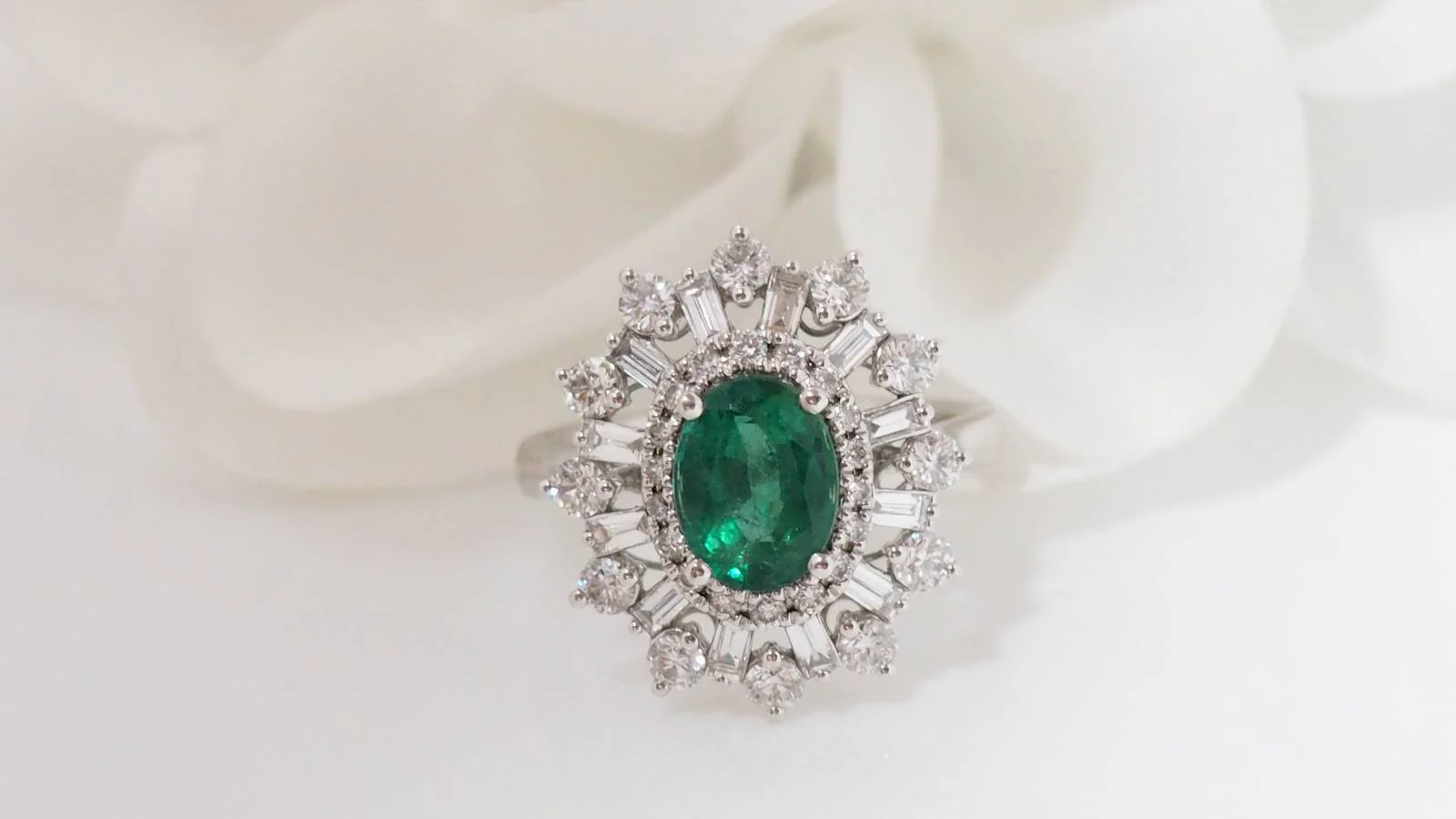 Bague entourage en or blanc, émeraude ovale et diamants - Image 7