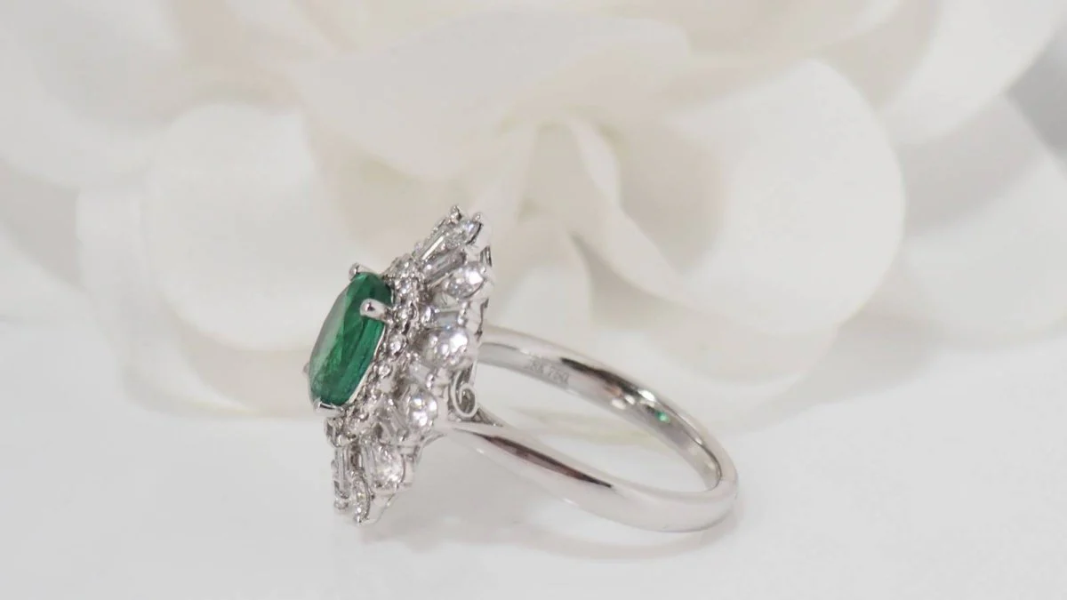 Bague entourage en or blanc, émeraude ovale et diamants - Image 8