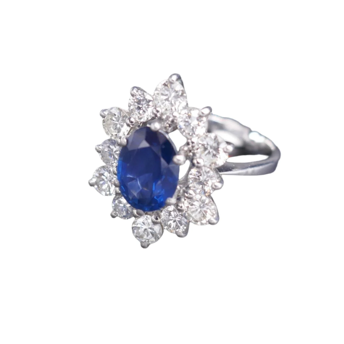 Bague en or blanc, saphir et diamants - Image 3